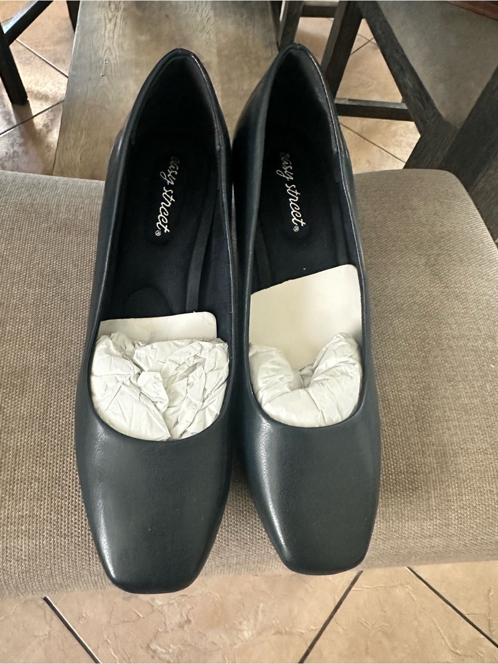 Easy Street Women's Black Leather Square-Toe Pumps size 9.5
